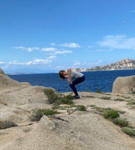 Yoga auf den Felsen von Palau