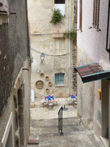 bestuhlte Seitengasse in Castelsardo, Sardinien