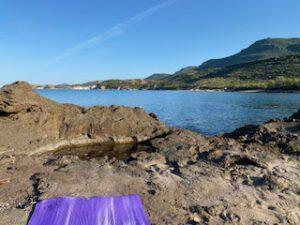 Yogamatte an der Westküste von Sardinien