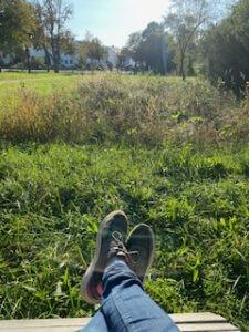 Meine Füße auf der Sonnenliege am Waldrand von Weißenhorn