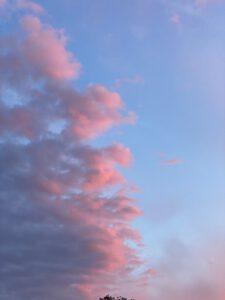 rosarote Wolken über Kingsdown, Dover am Abend