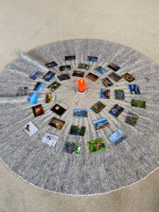 Mitte im Meditationsraum mit Kerze und inspirierenden Fotos für Yoga Nidra