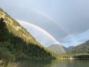 Regenbogen nach Gewitter an Bergsee