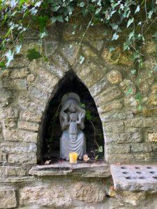 Statue in Chalice Well, nahe an der Quelle