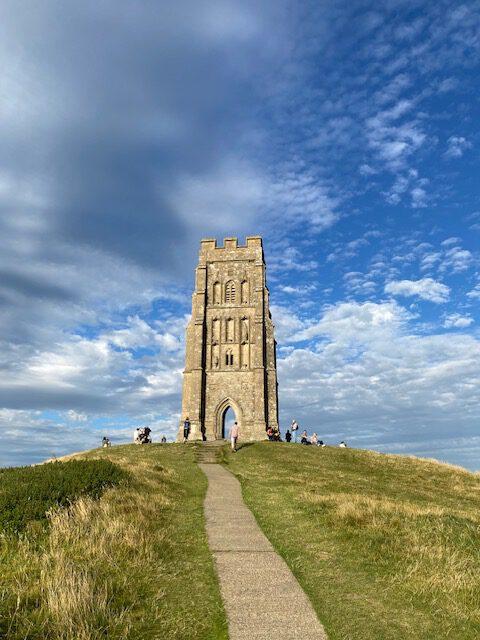 Weg zu St. Michaels Tower bei The Tor