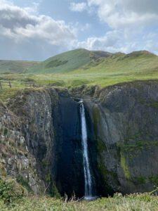 Wasserfall am Hartland Quay