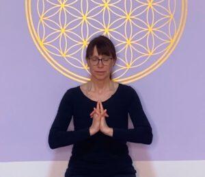 Kali Mudra in Sitzhaltung Vajrasana