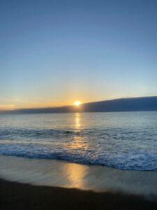 Sonnenaufgang mit Wolken am Meer