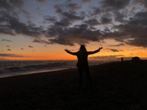 Sonnenuntergang am Meer mit Frau