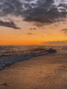 tieforanger Sonnenuntergang am Meer