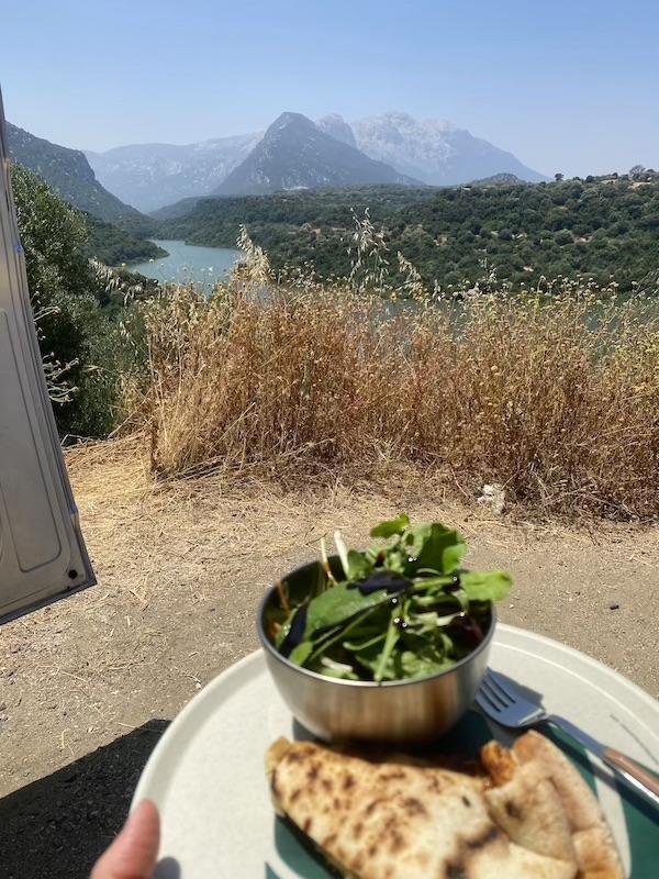 Mittagsimbis in den Bergen von Sardinien