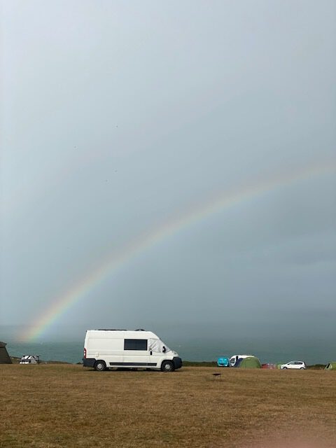Regenbogen auf dem Farm Camping bei den Bedruthan Steps, Cornwall