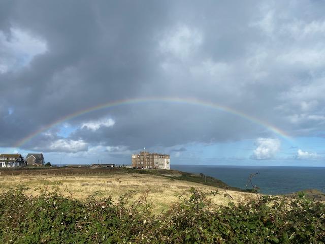 Regenbogen in Tintagle über Camelot Castle, Cornwall